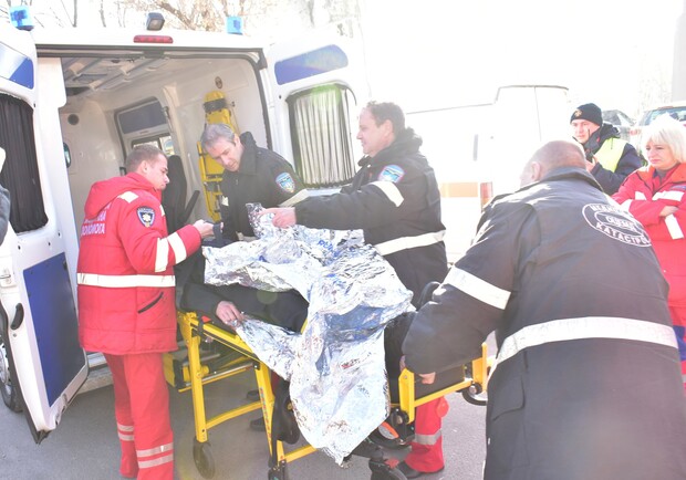 Большая потеря крови и тяжелые ранения: в Днепре спасли врача из Донецкой области 