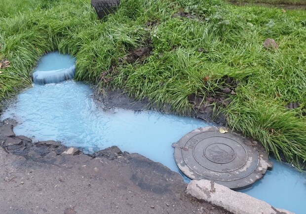 В Днепре у дороги заметили настоящий голубой источник 
