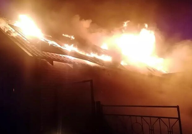 В Днепропетровской области сгорел гараж с несколькими автомобилями - фото: dp.dsns.gov.ua