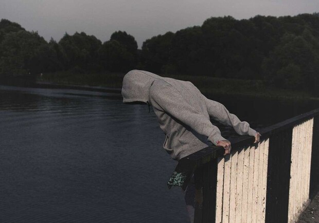 В Днепре мужчина пытался прыгнуть с Амурского моста - 