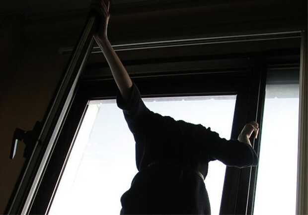 В Днепре женщина после запрета мужа выпить выпала с балкона - фото: pershij.com.ua