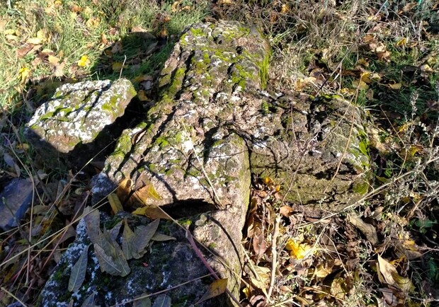 На Дніпропетровщині знайшли старовинний кам'яний хрест часів Запорізької Січі 