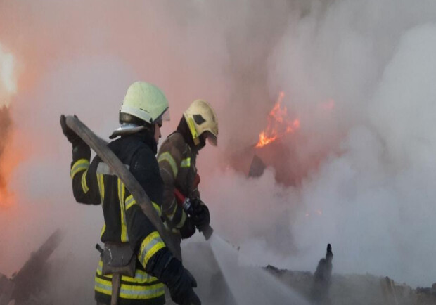 Постраждали 5 людей: окупанти вдарили ракетами по промисловому підприємству у Дніпрі 