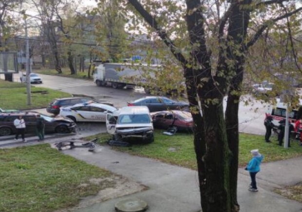 В Днепре на Антоновича столкнулись три автомобиля: пострадали дети 