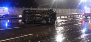 В Днепре микроавтобус влетел в отбойник и перевернулся
