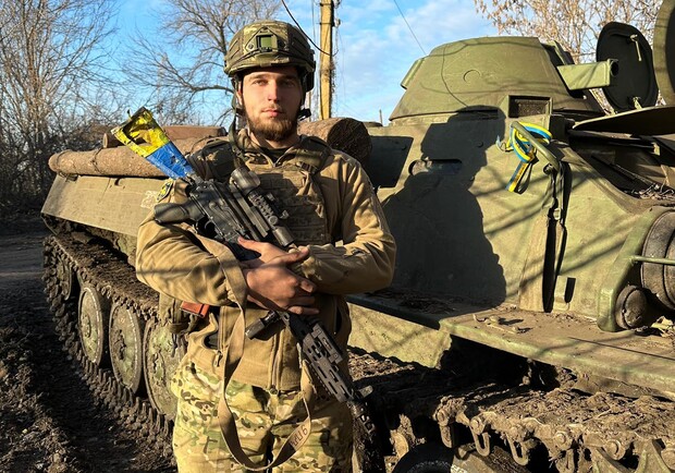 Отюивал атаку врага: тяжело раненый офицер из Днепропетровщины 8 часов командовал боем 