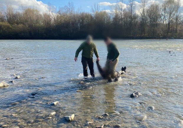 Батько і син з Дніпропетровщини намагалися незаконно перетнути кордон і ледь не втонули у річці 