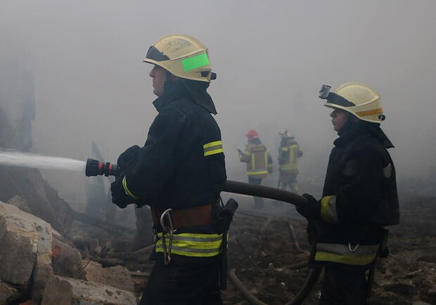 Рятувальники завершили пошукову операцію на складі у Дніпрі, яке зруйнувала ворожа ракета 