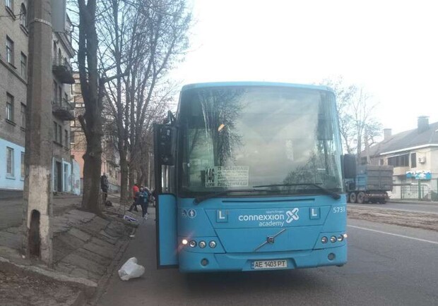 В Днепре из автобуса во время движения выпали люди: пострадала пассажирка 