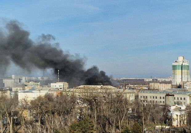 У центрі Дніпра сталася масштабна пожежа: над містом чорний дим 