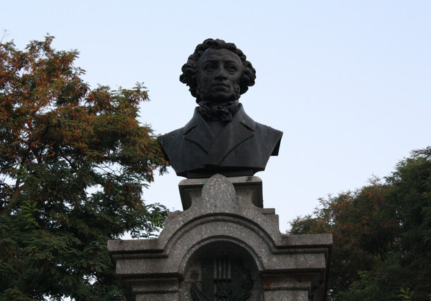 В Днепре перенесут памятники Пушкину, Ломоносову, Горькому и другим 