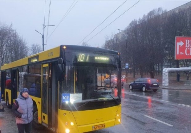 Ожеледиця на дорогах: як у Дніпрі працює громадський транспорт 