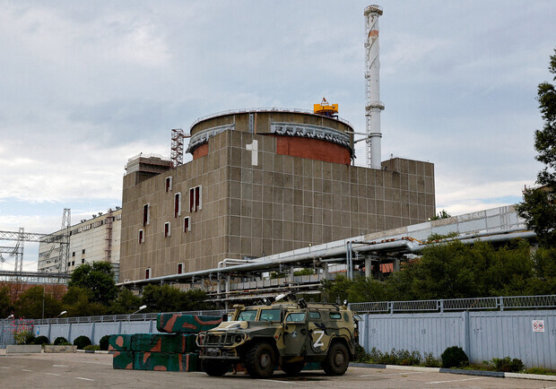 Окупанти розмістили військову техніку біля реактора ЗАЕС. 
