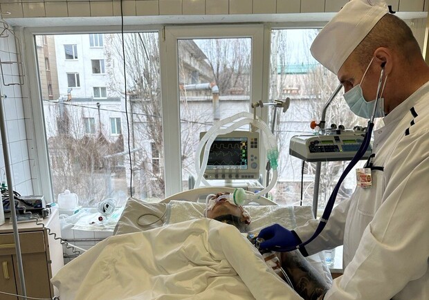 У Дніпрі рятують 22-річного військового з важкими пораненнями мозку і серця 
