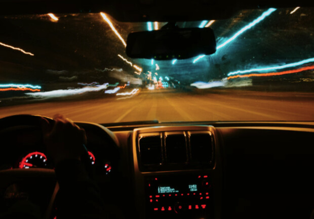 Безпечне керування автомобілем вночі: 5 порад від офтальмолога клініки “Новий Зір”