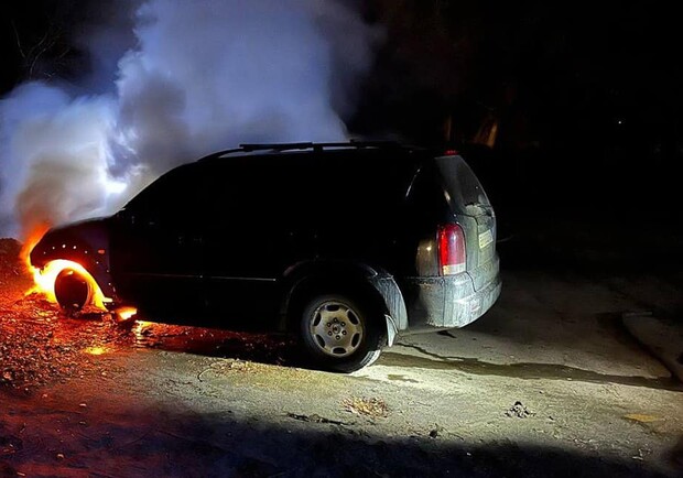 У Дніпрі на парковці згоріли два автомобілі - 