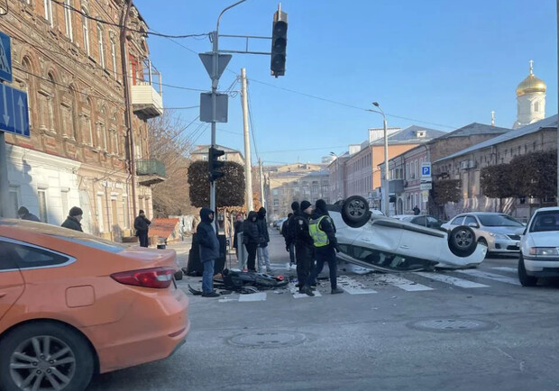 У центрі Дніпра сталася потрійна ДТП: авто перекинулося на дах 