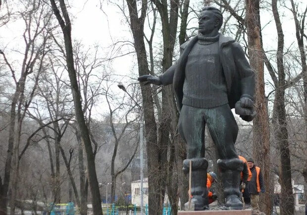 У парку Глоби демонтують пам’ятник радянському льотчику - 