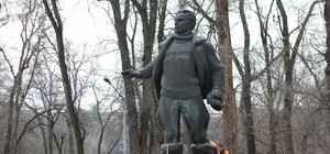 У парку Глоби демонтують пам’ятник радянському льотчику