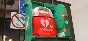 Для трех станций скоростного трамвая в Киеве закупили дефибрилляторы