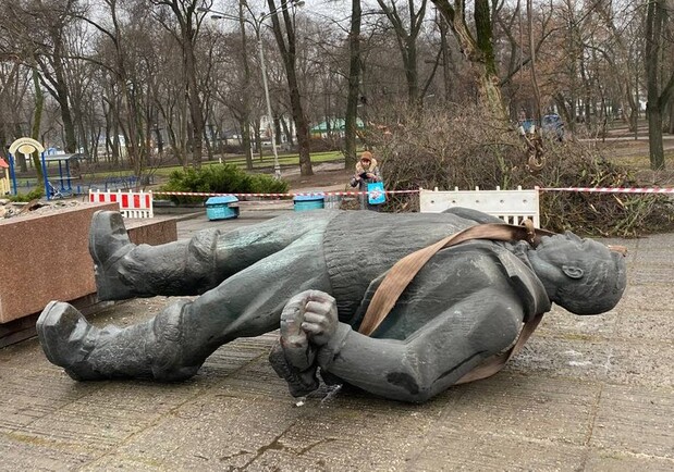 У Дніпрі демонтували ще два пам'ятники радянським діячам 