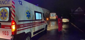 У Полтаві біля зупинки 