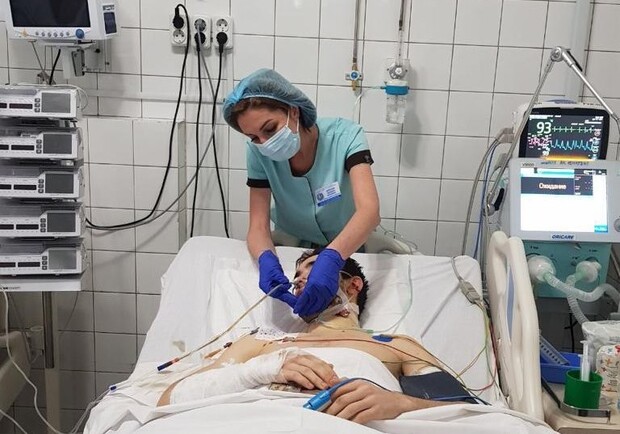 Уламок в сонній артерії та критична крововтрата: у Дніпрі рятують 20-річного бійця 