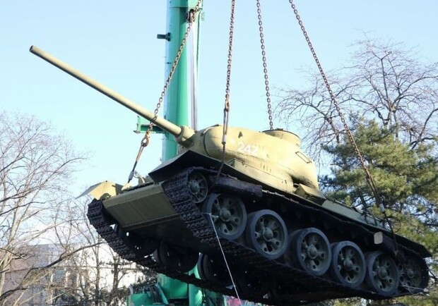 Потребовался специальный кран: как в центре Днепра демонтировали танк - 