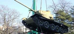 Знадобився спеціальний кран: як у центрі Дніпра демонтували танк