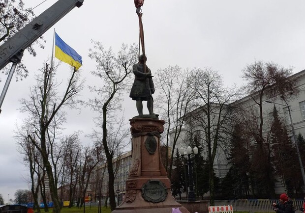В Днепре был демонтировали памятник Ломоносову 