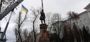 У Дніпрі демонтували пам'ятник Ломоносову