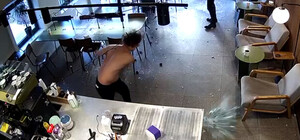 Що відомо про чоловіка, який оголений розтрощив кав'ярню у центрі Дніпра