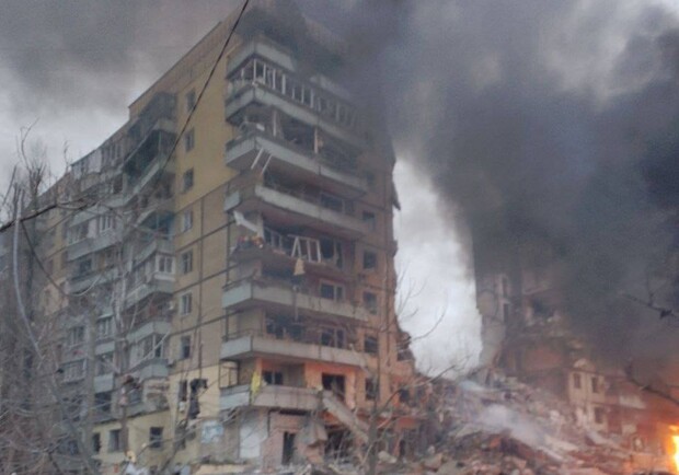 У Дніпрі окупанти нанесли ракетний удар по житловому будинку - фото