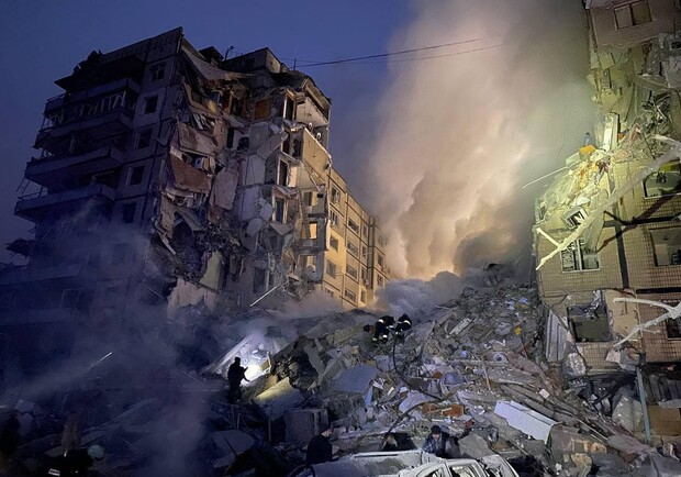 Спасатели показали последствия ракетной атаки по многоэтажке в Днепре - фото: facebook.com/Сергей Крук