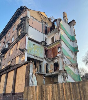 Скандал с выплатами в Запорожье: как сейчас живут люди, жилье которых разрушили ракетные удары