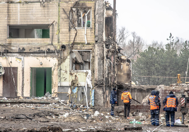 Місце трагедії: у Дніпрі жителі забирають речі зі зруйнованих квартир - 