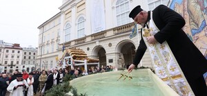 Приходь набрати: у Львові на площі Ринок освятили воду