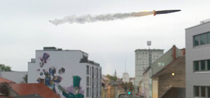 Украинская художница расклеила наклейки в виде ракеты на окнах заграничного транспорта