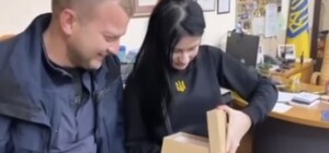 Скандал: головного патрульного Львівщини відсторонили через незвичайний подарунок нареченій 