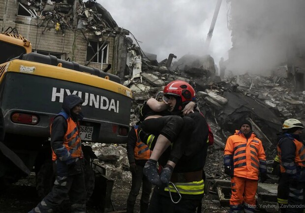 Рятувальники розповіли, як діставали людей з-під завалів після обстрілу Дніпра 