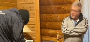 Співробітники СБУ зняли взуття перед обшуками в будинку Коломойського