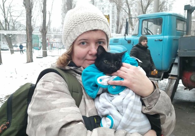 Просиділа на руїнах два тижні: у Дніпрі зі зруйнованого будинку врятували кішку - 
