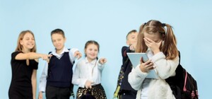 Під Одесою учениця вистрибнула з вікна школи через булінг