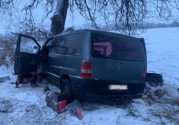 Водителя доставали спасатели: на трассе под Днепром произошло ДТП - 