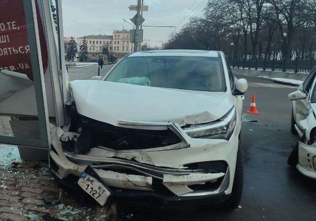 В центре Днепра авто влетело в рекламный щит: пострадали ребенок и женщина (видео) 