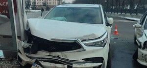 У центрі Дніпра авто влетіло у рекламний щит: постраждала дитина та жінка (відео)