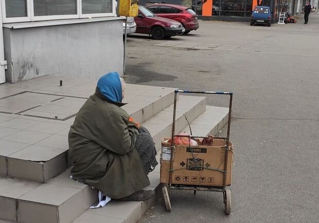 В Днепре бабушка на улице продает запасы из погреба, чтобы помочь ВСУ 