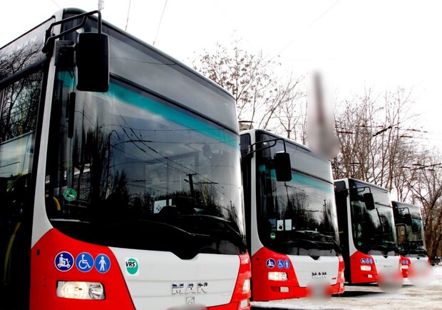До Дніпра приїхали великі автобуси з Німеччини: коли вийдуть на маршрути 
