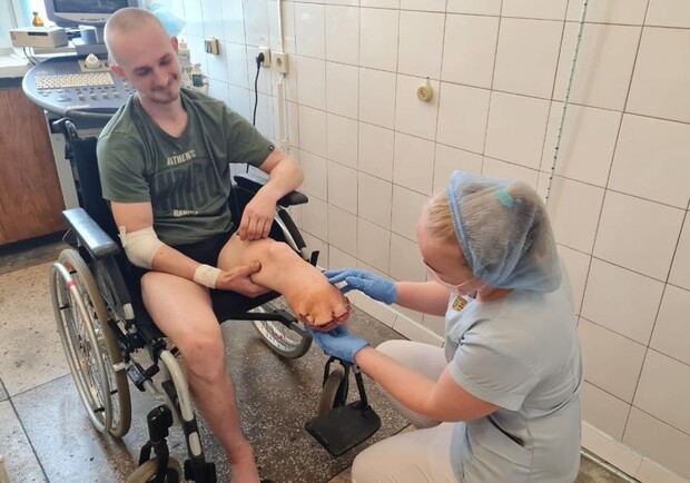 Военный, которому оторвало половину ноги, обрел свою любовь в больнице Днепра 