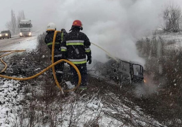 В Днепропетровской области в результате ДТП загорелось авто: есть пострадавшие 